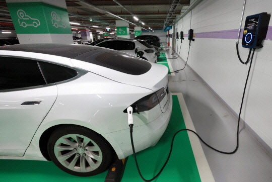 서울 강남구의 한 전기차 주차장에서 차량들이 충전을 하고 있다. <연합뉴스>